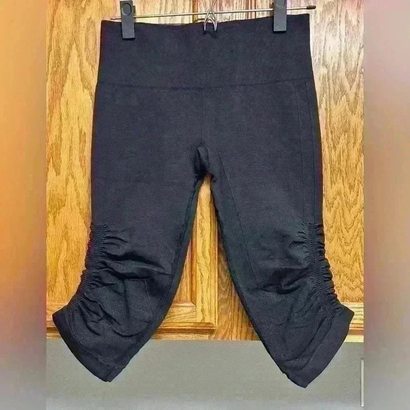 Lululemon size 4 in the flow black crop pants - Picture 2 of 3